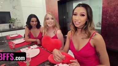 FFFM Foursome with a trio of partygirls and their thick dick friend