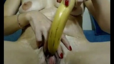 French mature mom loves bananas on webcam